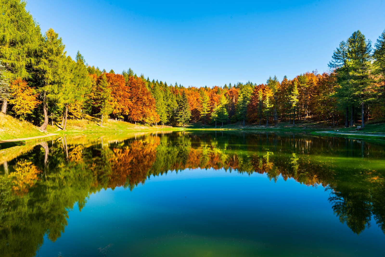 Lago della ninfa sestola autunno